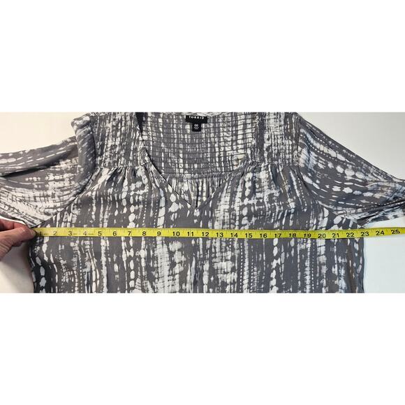 Torrid 00 M / L grey white tie-dye boho peasant blouse career casual tunic light - Picture 8 of 8